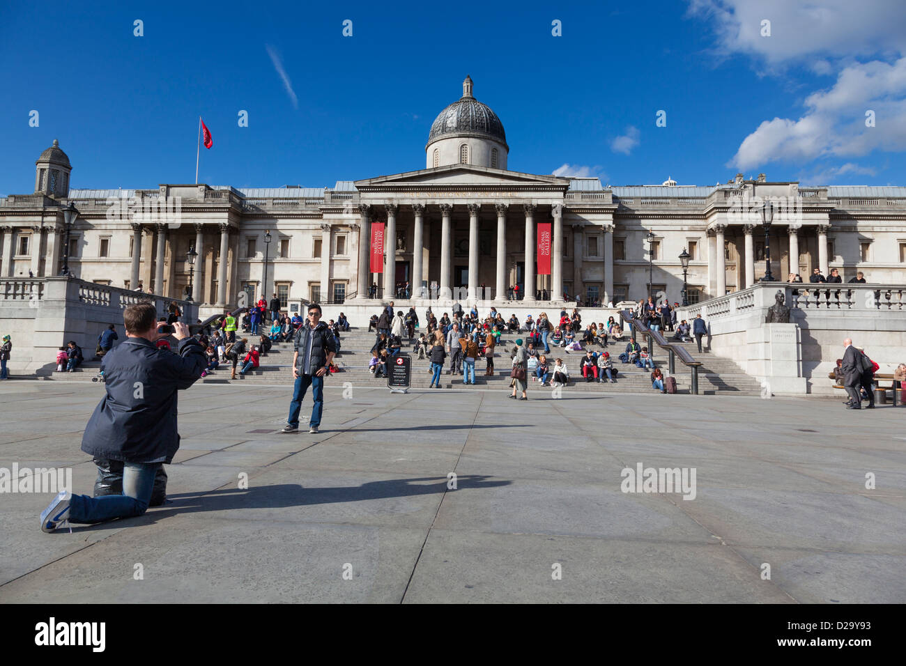 Photographies touristiques un ami en face de la National Gallery de Trafalgar Square, Londres. Banque D'Images