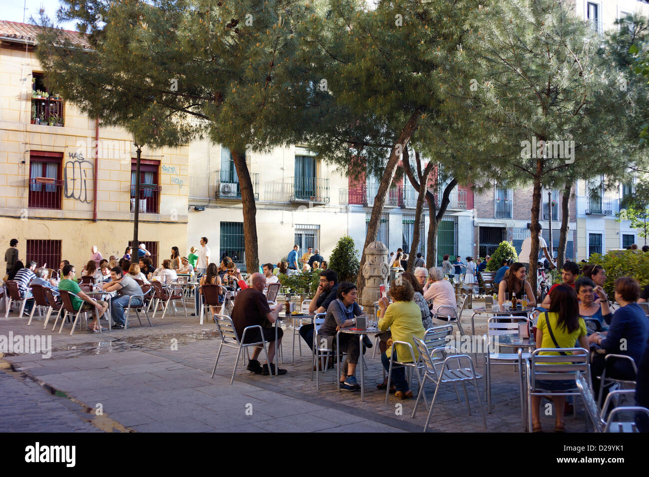 Terrasse patio tapas Madrid Plaza de la bière piscine Banque D'Images