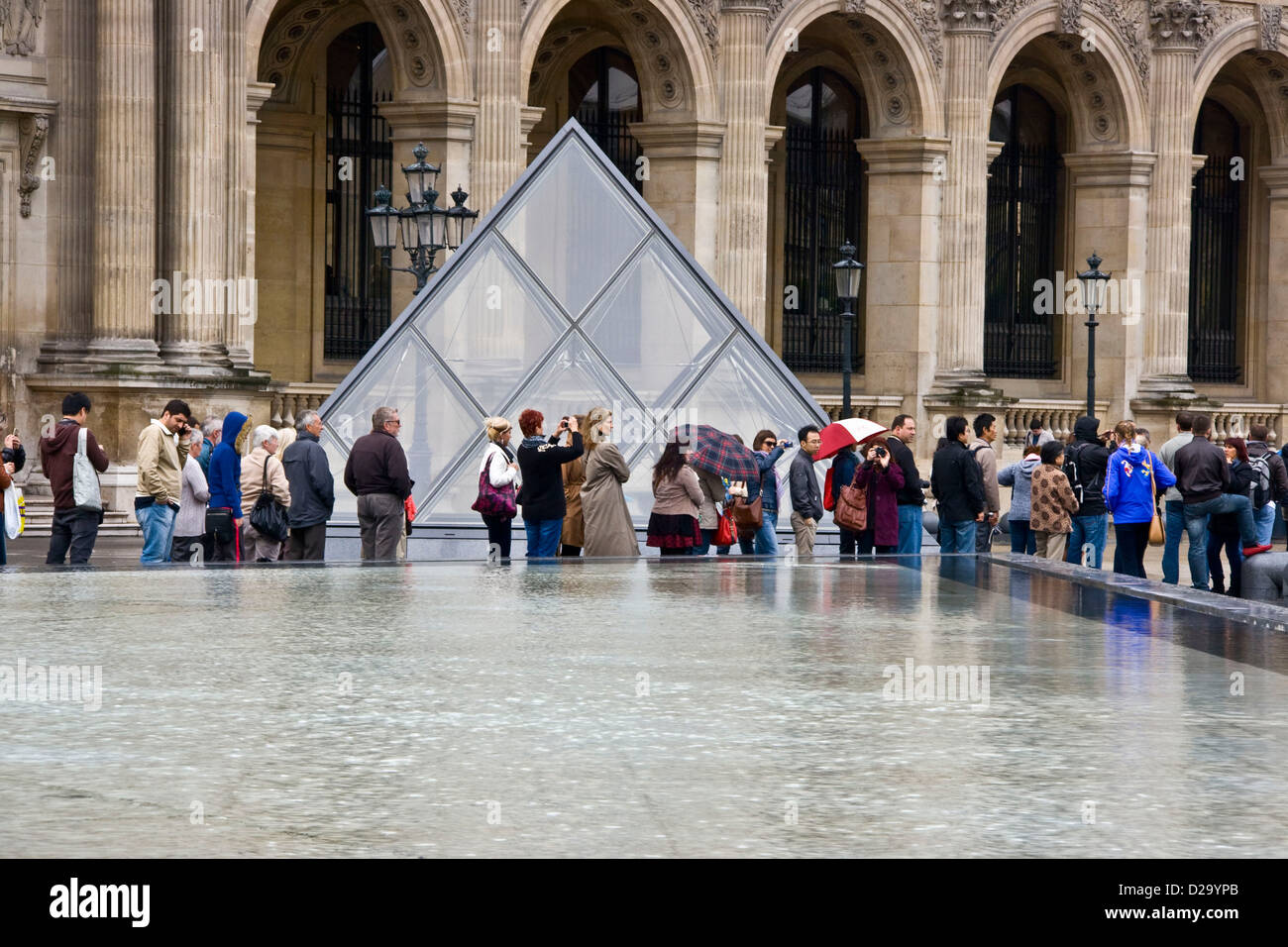 Les touristes d'attente dans le musée du Louvre Cour Napoléon) Paris Ile-de-France Europe Banque D'Images