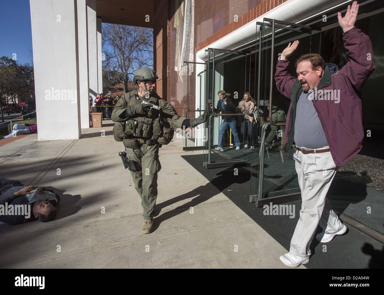 18 janvier 2013 - Los Angeles, Californie (CA, USA - Los Angeles County Sheriff's membres SWAT évacuer la population lors d'un exercice d'entraînement avec le Los Angeles County Fire Department et Claremont Police Department, en préparation d'une fusillade au Scripps College à Claremont, Californie le 17 janvier 2013. (Crédit Image : © Chiu/ZUMAPRESS.com) Ringo Banque D'Images