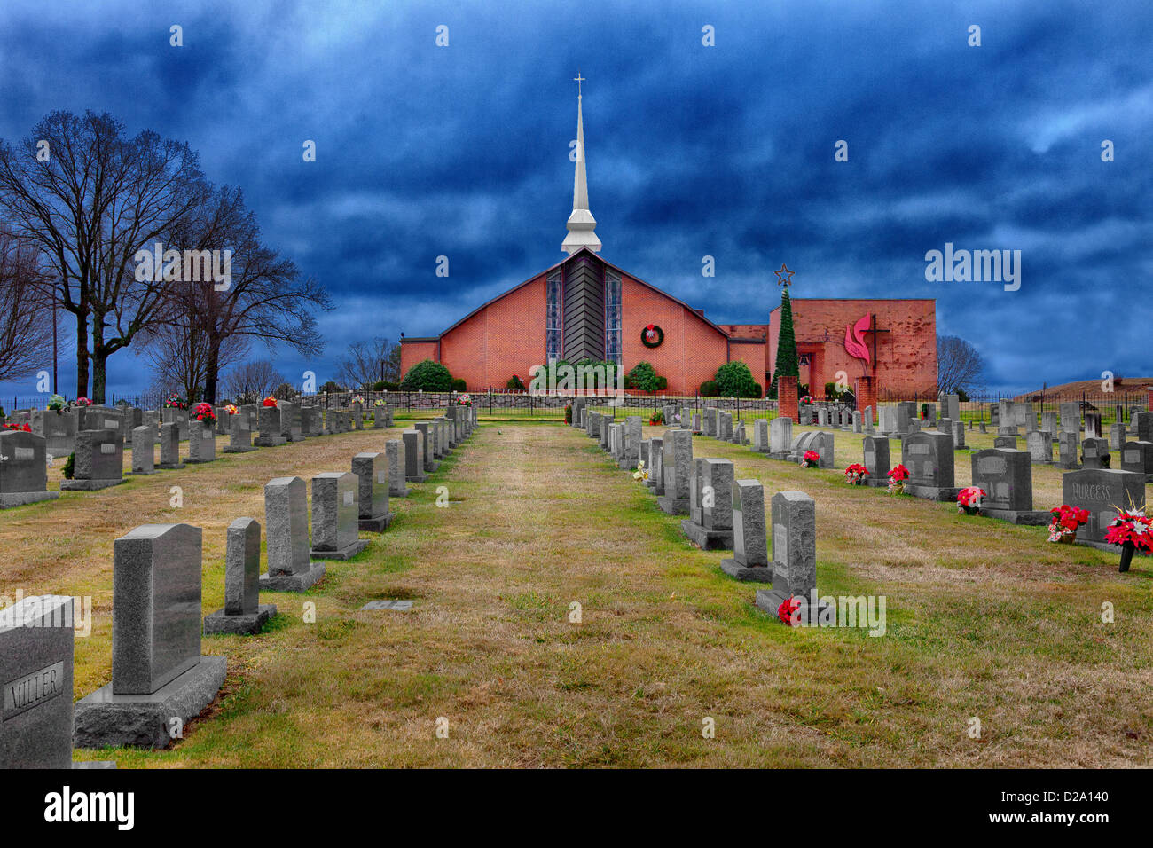 Une image colorée d'une église et son cimetière. Banque D'Images