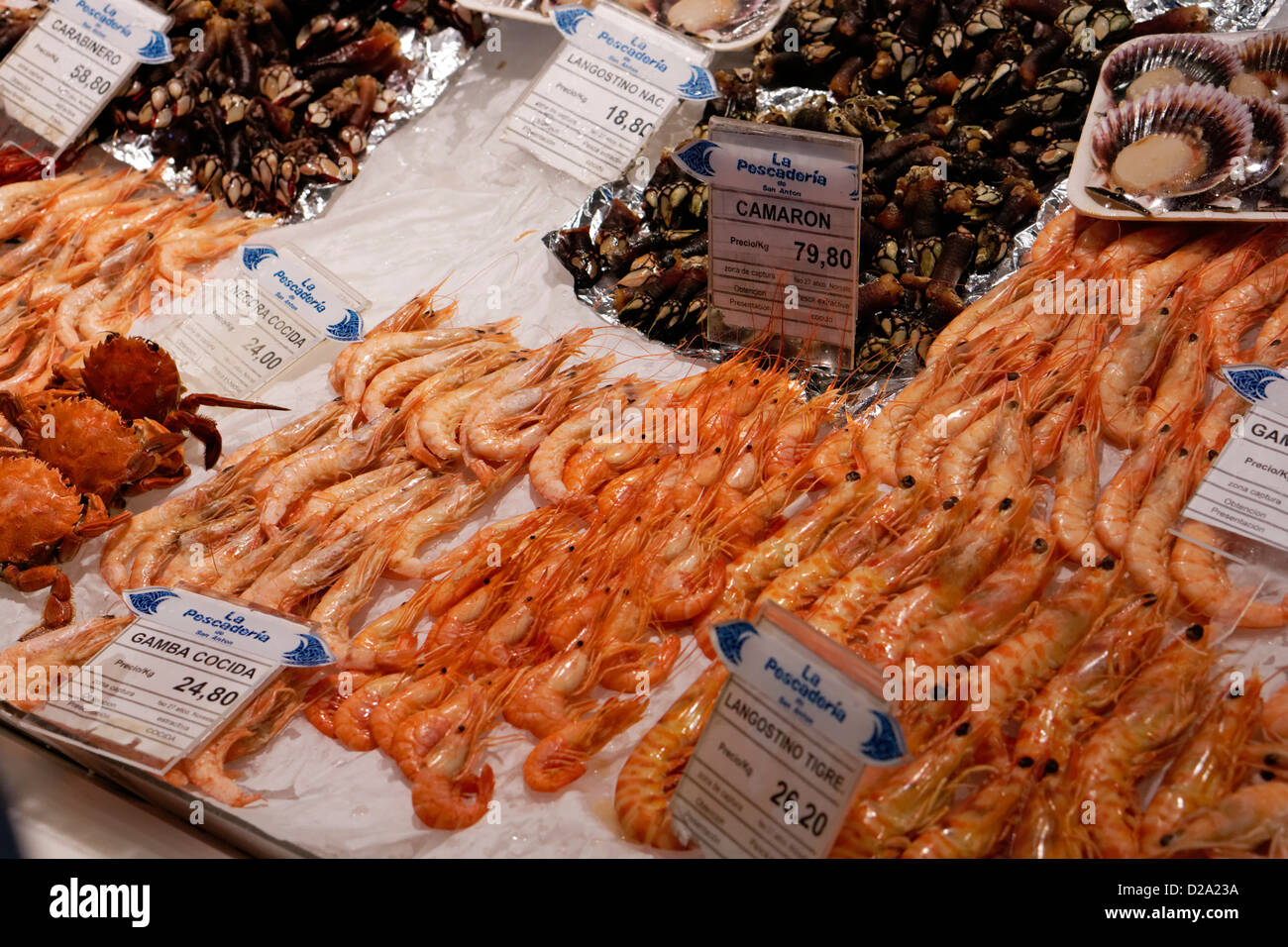 Fruits de mer crevettes marché madrid espagne langoustines percebes gamba cigala Mercado San Anton Banque D'Images