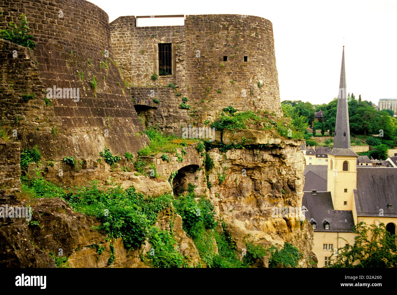 Le Luxembourg. La Ville de Luxembourg. Casemates (à gauche). Saint-Jean-Baptiste (St. John Church) Neumunster (clocher) détails (droite). Banque D'Images