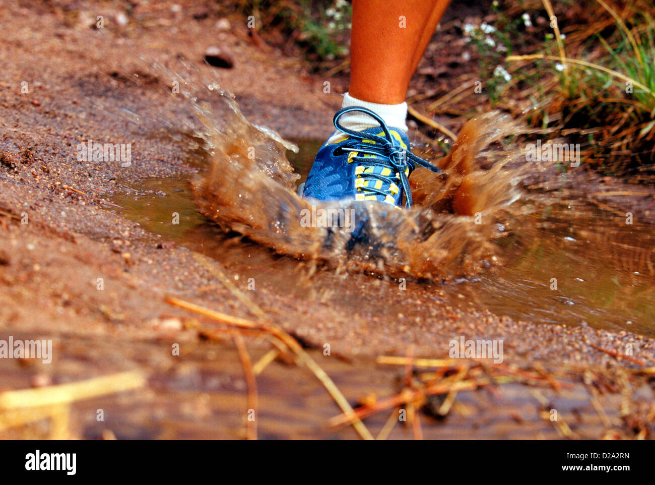 Woman's Foot avec doublure Gore-Tex Chaussure de course Trail Running  Through flaque de boue Photo Stock - Alamy