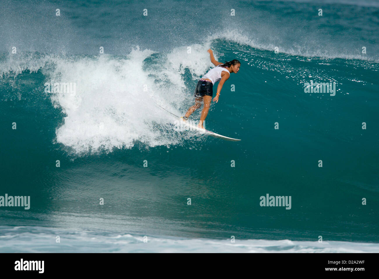 Hawaii, Oahu. Girl Surf au "Chambres à gaz" Banque D'Images