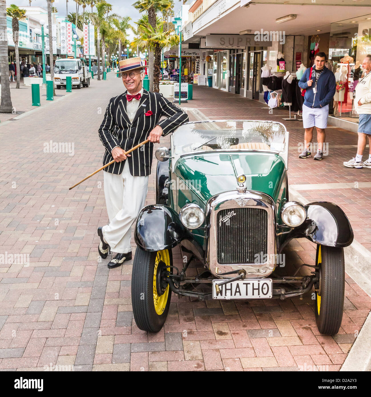 Propriétaire en costume à côté de ses 1934 Austin 7 Banque D'Images