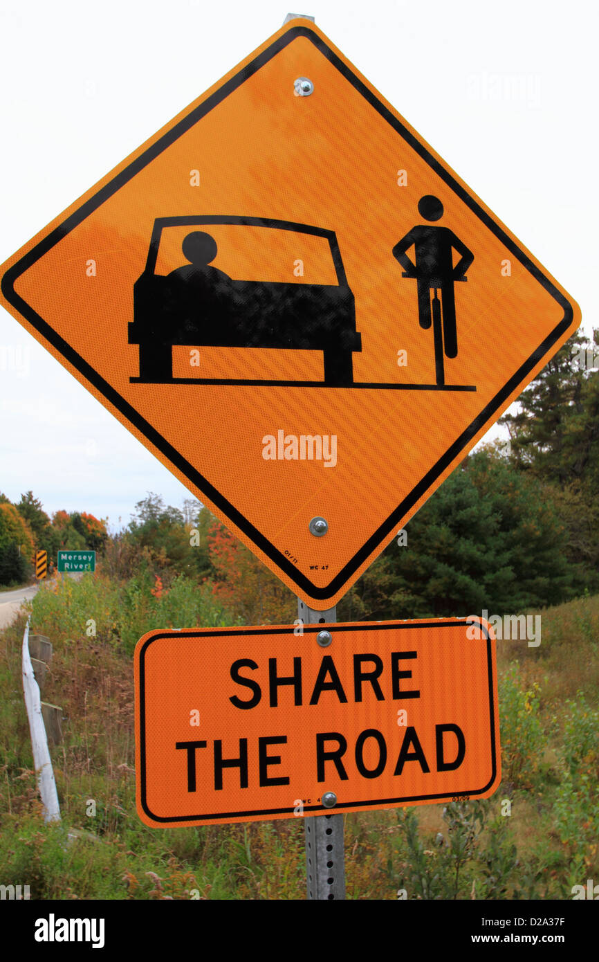 Partager la route un panneau routier indiquant une automobile et un vélo Banque D'Images