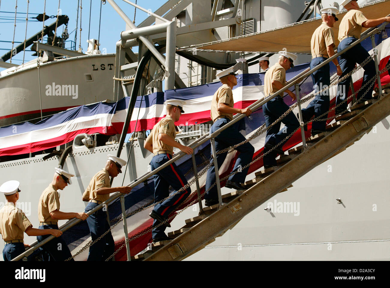 Honolulu, Hawaii - Membres de l'équipage de l'USS Frederick bord du navire avant la désaffectation de cérémonie à Pearl Harbor. Banque D'Images