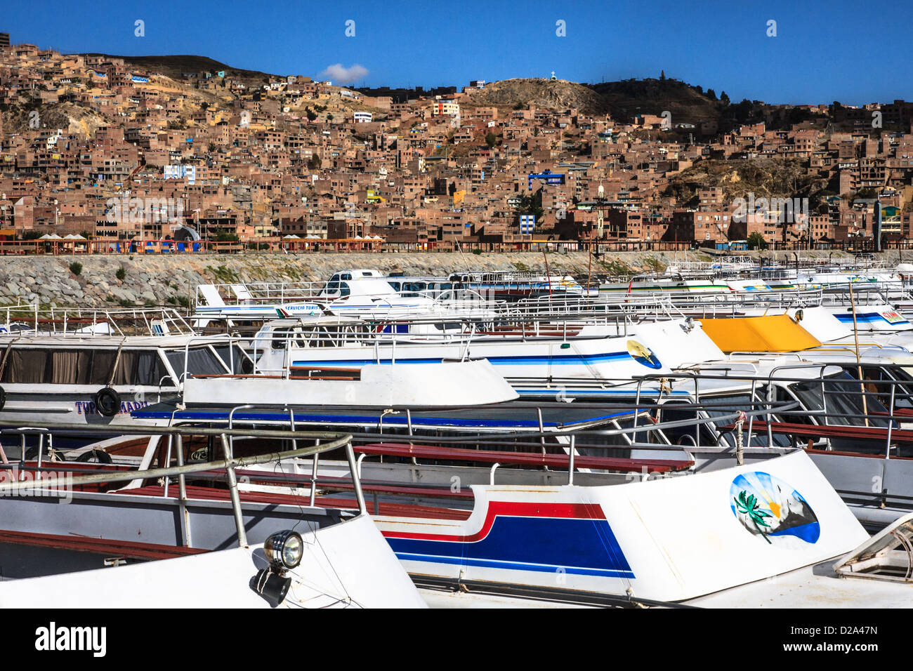 Bateaux de touristes dans le port de Puno, sur le lac Titicaca Banque D'Images