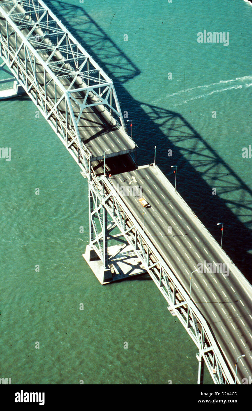 Loma Prieta, Californie, tremblement de terre le 17 octobre 1989. La Section s'est effondré du San Francisco-Oakland Bay Bridge. Vue Est Ouest. Banque D'Images