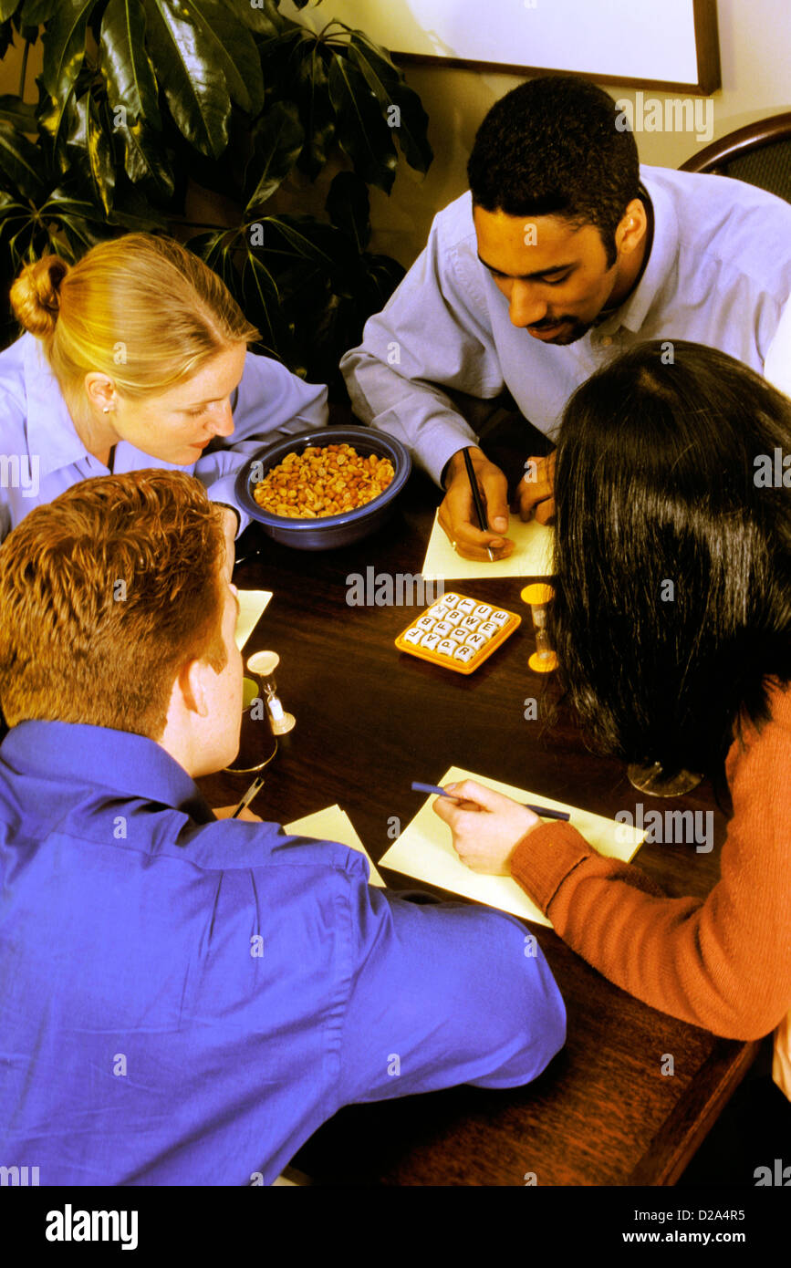 Groupe de jeunes amis adultes jouant le Boggle. Banque D'Images