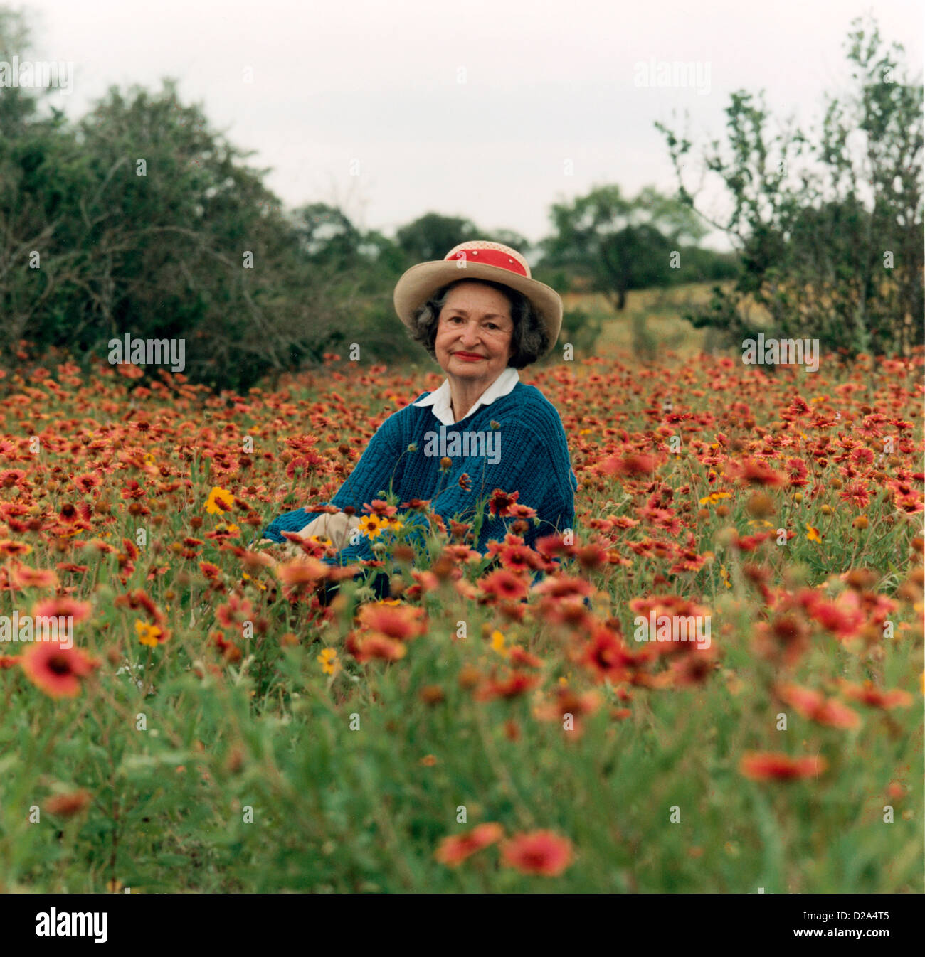 Portrait de Lady Bird Johnson parmi les fleurs sauvages dans la région de Texas Hill Country Banque D'Images