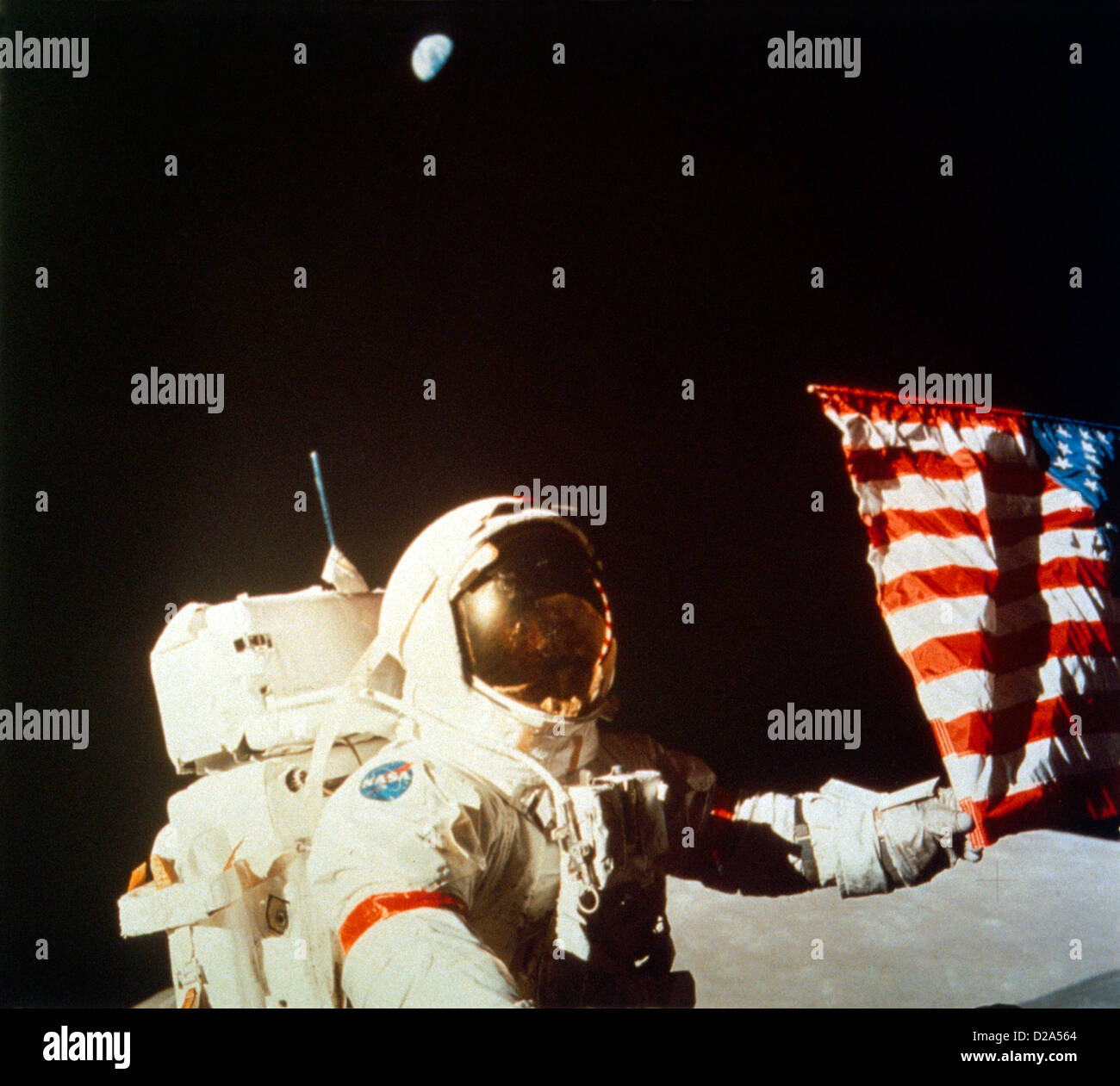 L'astronaute Eugene Cernan, Apollo 17 sur la lune avec drapeau des États-Unis, de la Terre visible. Banque D'Images