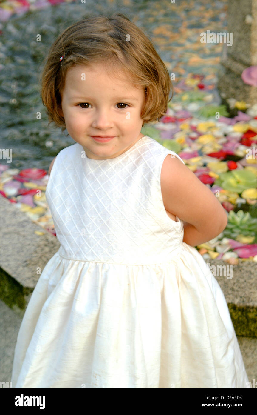 Petite fille en robe blanche Banque D'Images