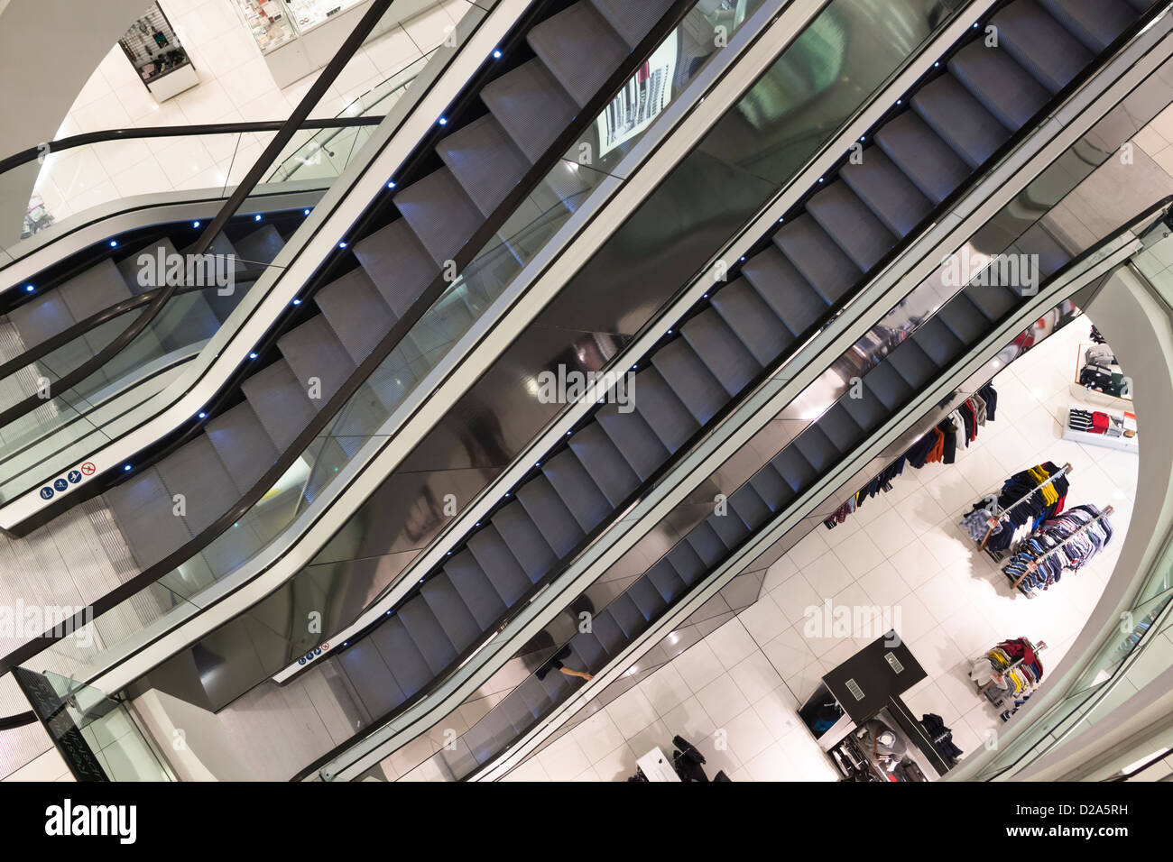 Escaliers mécaniques vides à un centre commercial. Banque D'Images