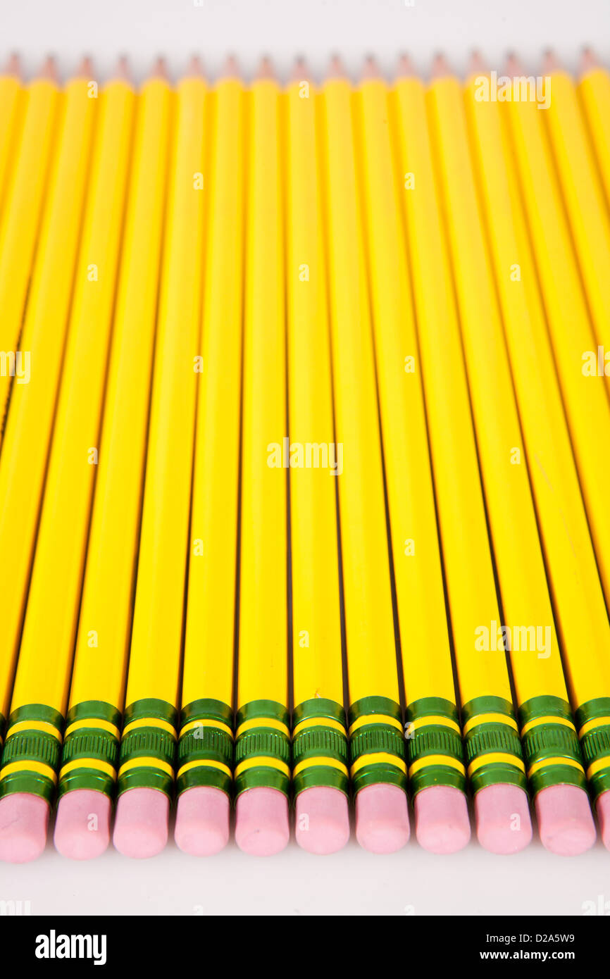 Une ligne de jaune, numéro 2 gommes crayon alignés sur un fond blanc. Banque D'Images