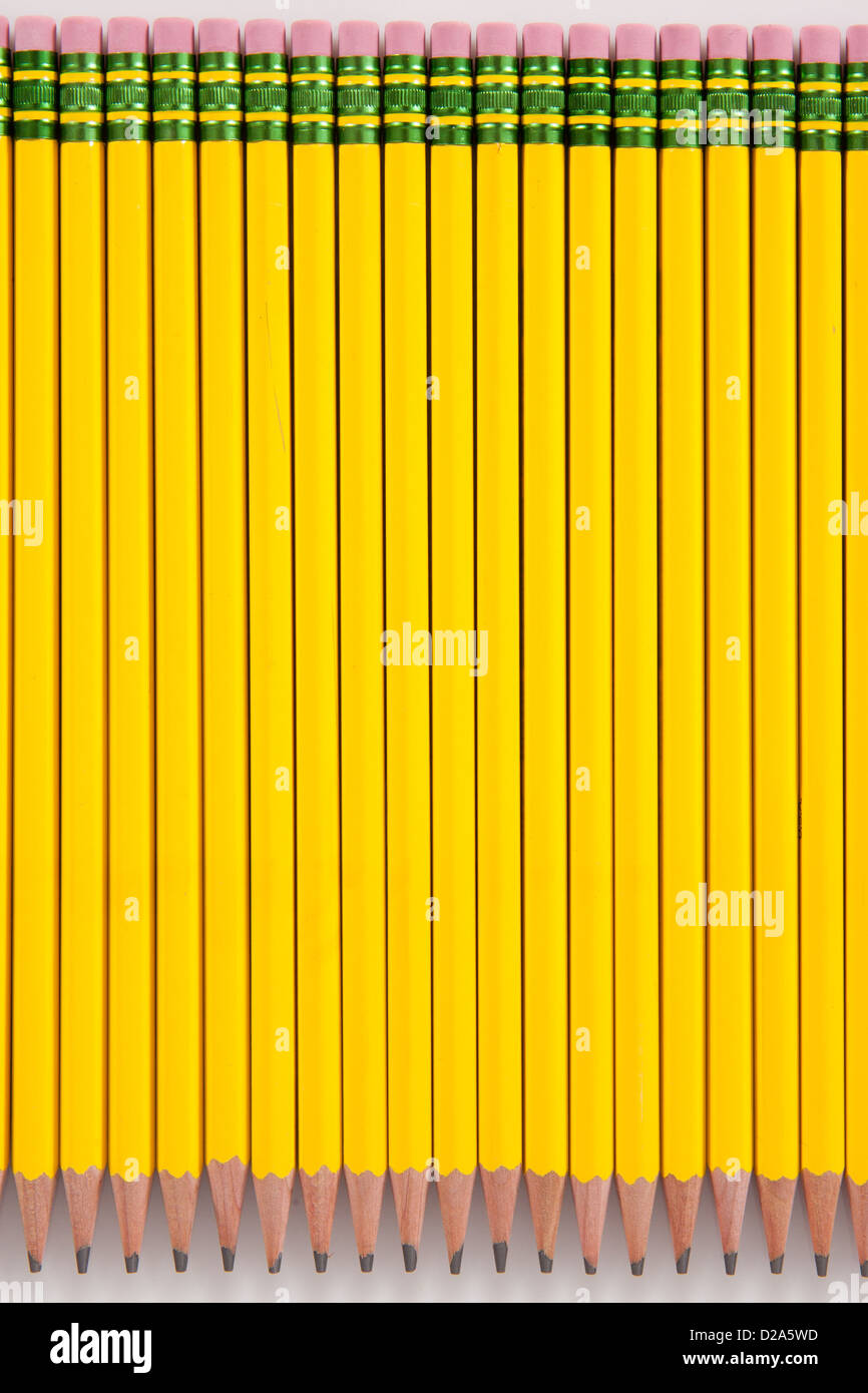Plusieurs jaune, numéro 2 crayons avec conseils affûtés, alignées dans une ligne de blanc. Banque D'Images
