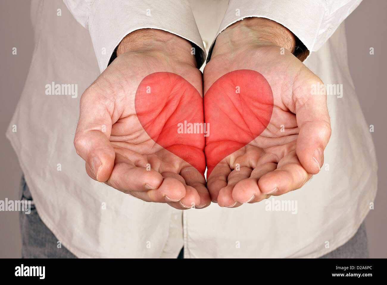 Forme de coeur dans les mains des hommes Banque D'Images