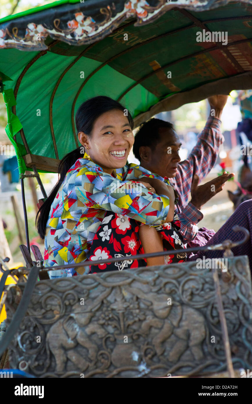 Femme birmane en transport, Mandalay, Myanmar Banque D'Images