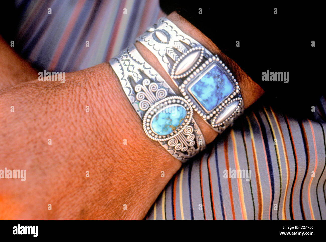 Arizona, Hubbell'S Trading Post. Close Up : bijoux Navajo turquoise & Argent  Bracelets portés au poignet Photo Stock - Alamy