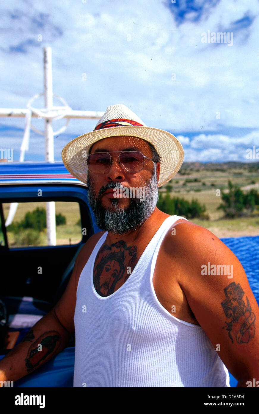 Mexican American Man with Tattoos Memorial et religieux Banque D'Images