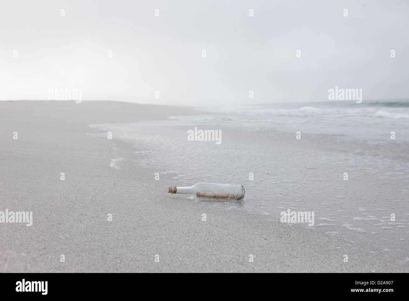 Message en bouteille échoués sur la plage Banque D'Images