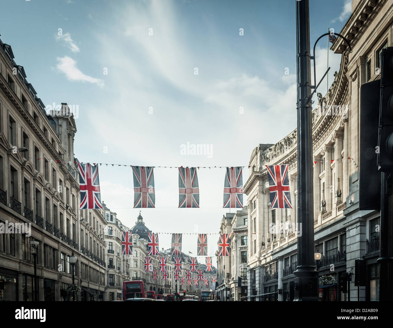 Drapeaux britanniques qui pèsent sur city street Banque D'Images