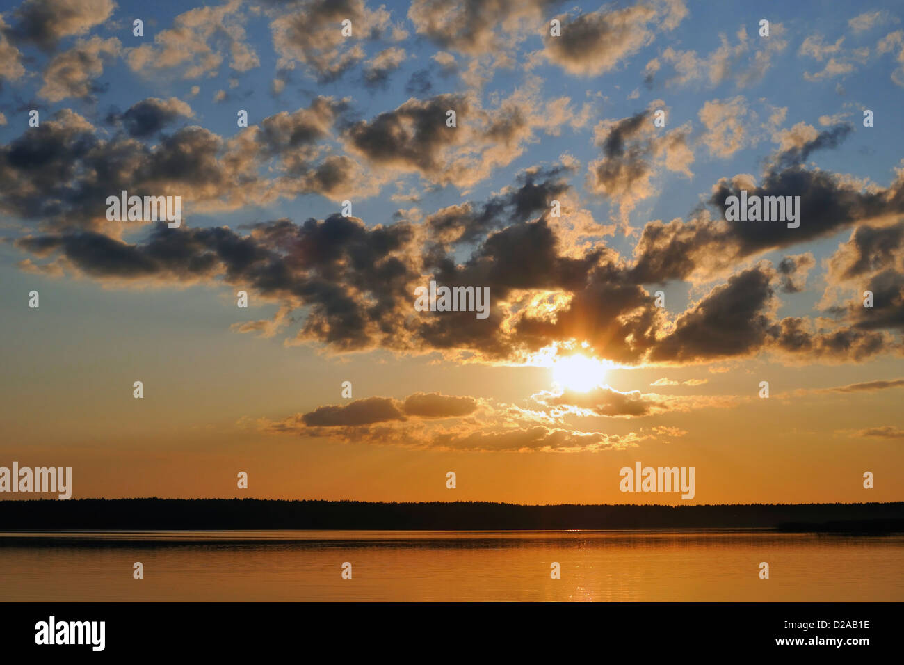 Scenic lumineux coucher du soleil sur les eaux du lac Banque D'Images