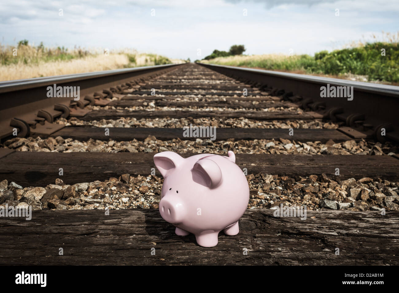 Piggy Bank on railroad tracks Banque D'Images