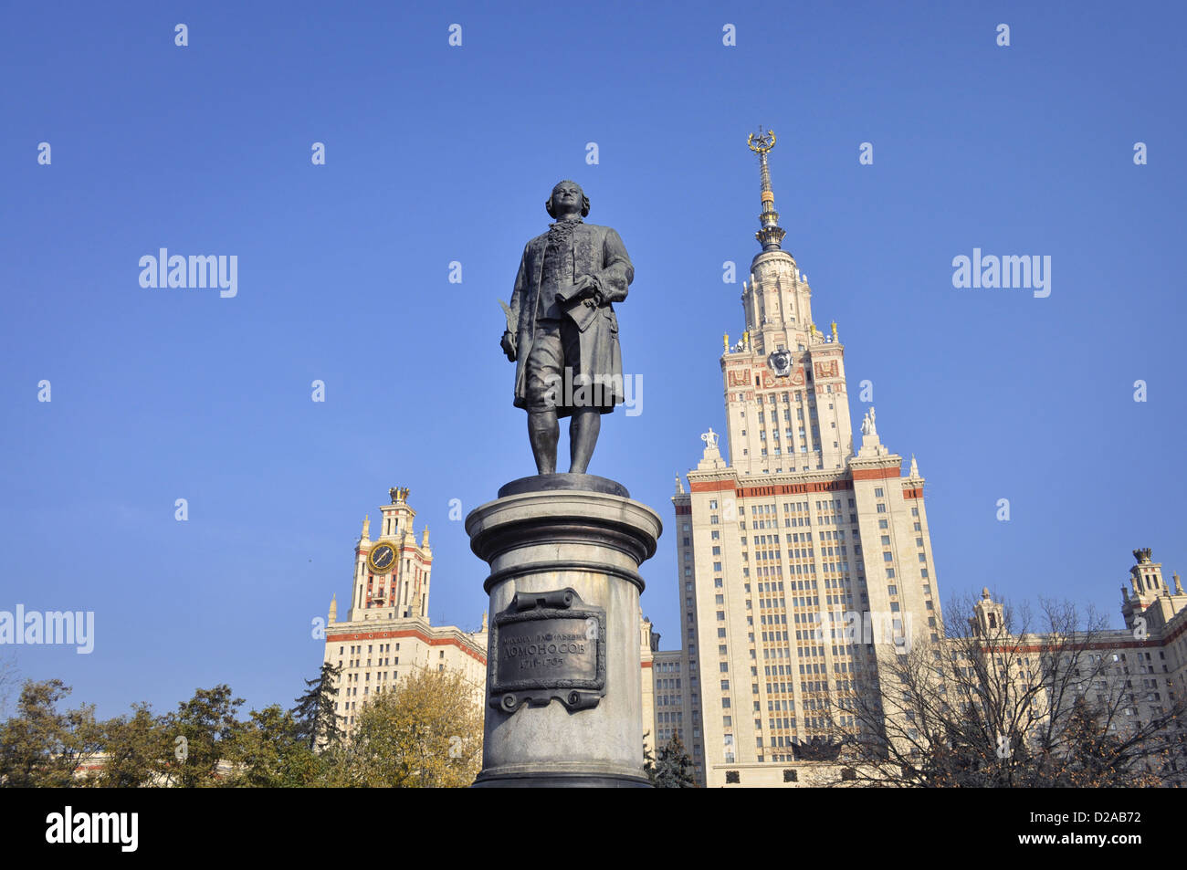 Monument de Lomonosov et de l'immeuble principal de l'Université d'état de Moscou derrière elle Banque D'Images