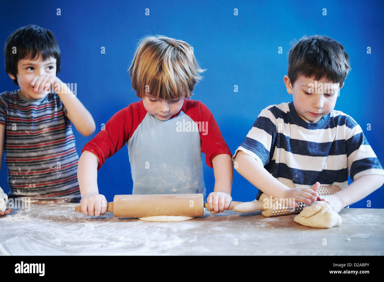 Les garçons le déploiement de pâte avec les broches Banque D'Images