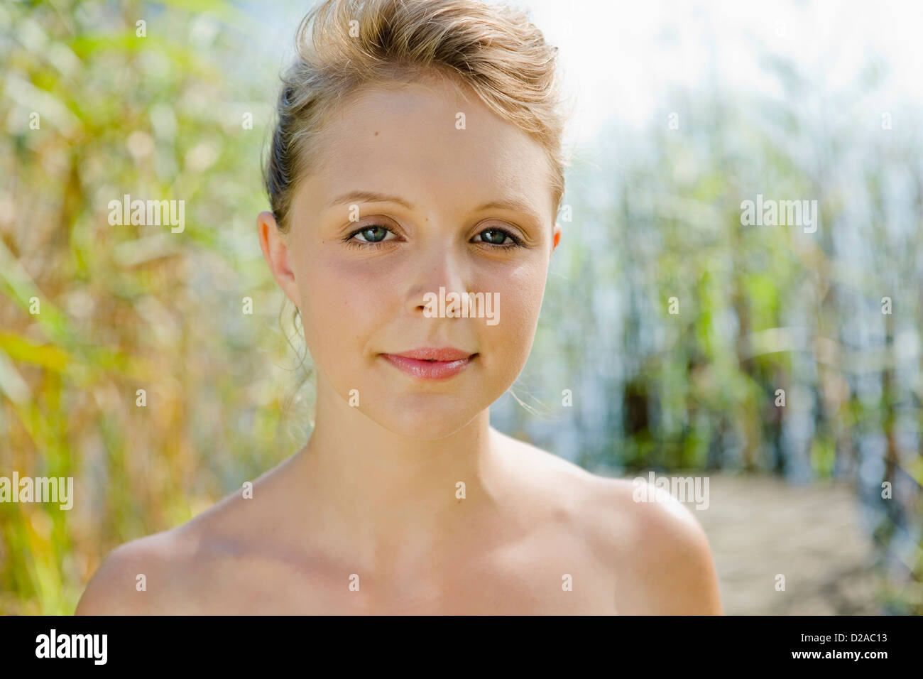 Femme nue debout dans une rivière Photo Stock Alamy