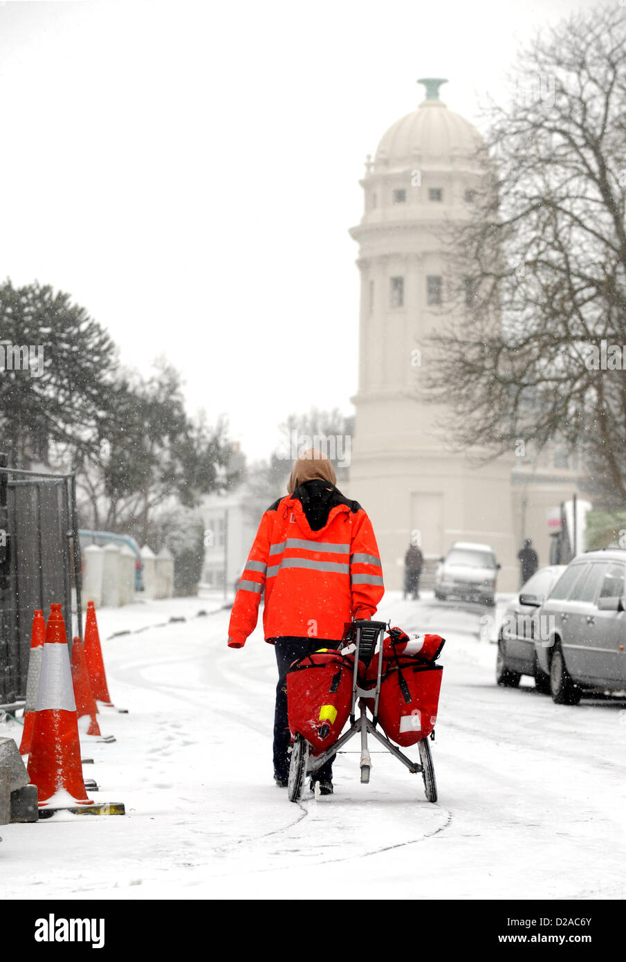 Brighton, Sussex, UK. 18 janvier 2013. Un postier batailles dans la neige dans la région de Queens Park, de Brighton, ce matin Banque D'Images