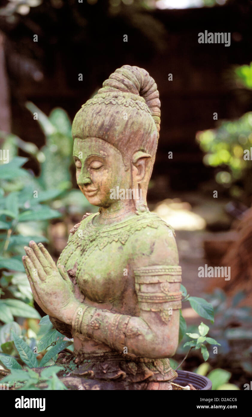 La Thaïlande. Chiang Mai. Statue en terre cuite à l'usine. Banque D'Images