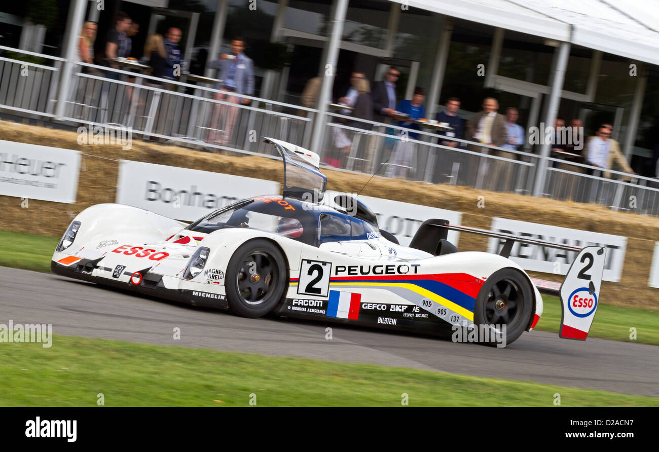 1992 Peugeot 905 EVO 1B avec chauffeur Rupert Clevely au Goodwood Festival of Speed 2012, Sussex, UK. Banque D'Images
