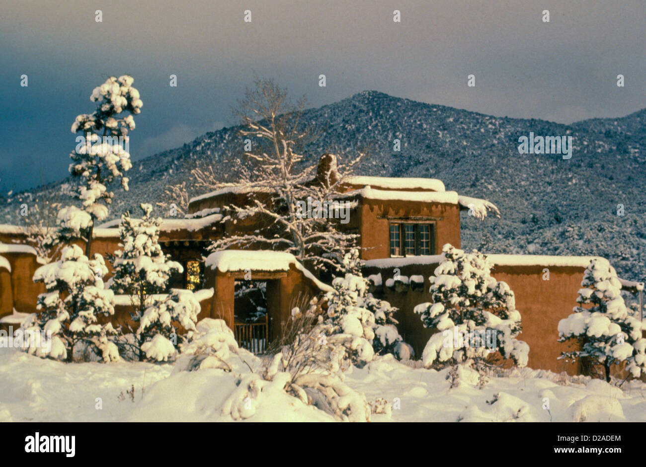 Nouveau Mexique, Santa Fe. Accueil Adobe Sous La Neige couvrir extérieur Banque D'Images