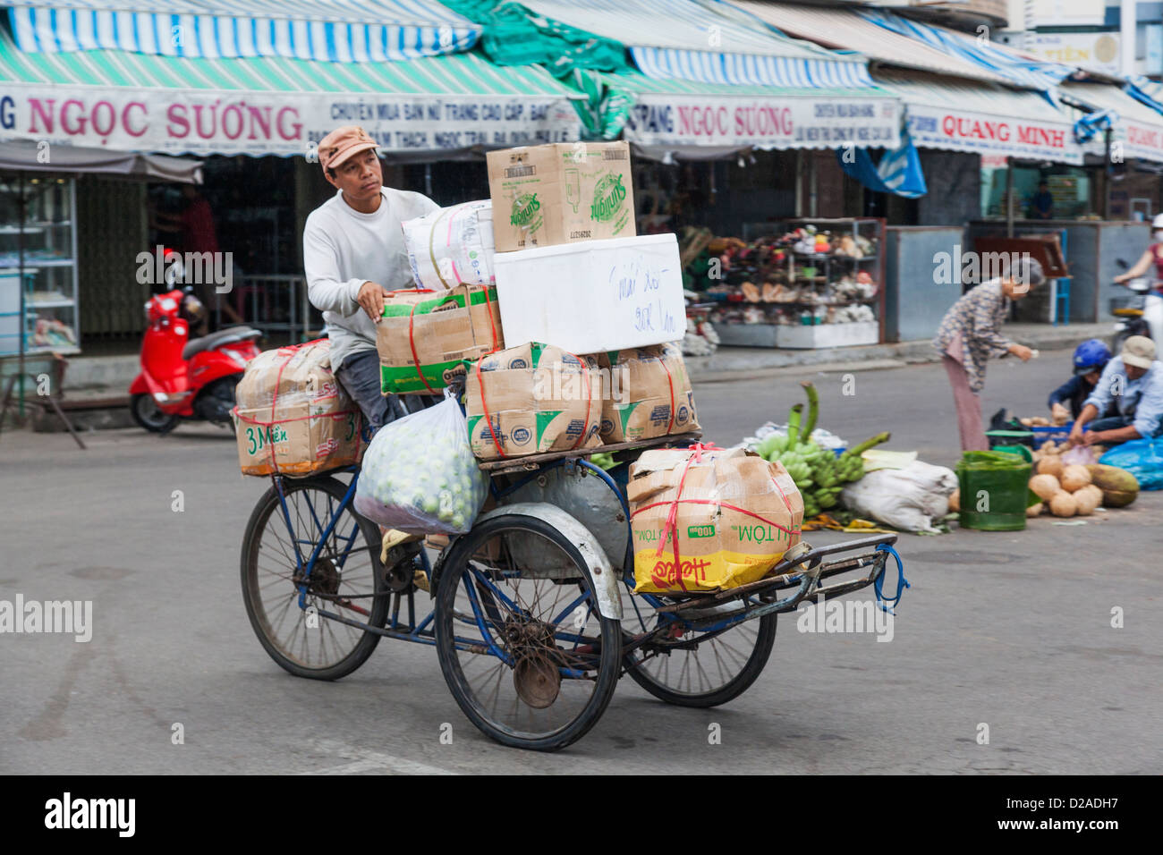 Vietnam, Nha Trang, marché Dam, Tricycle surchargé transportant des marchandises du marché Banque D'Images