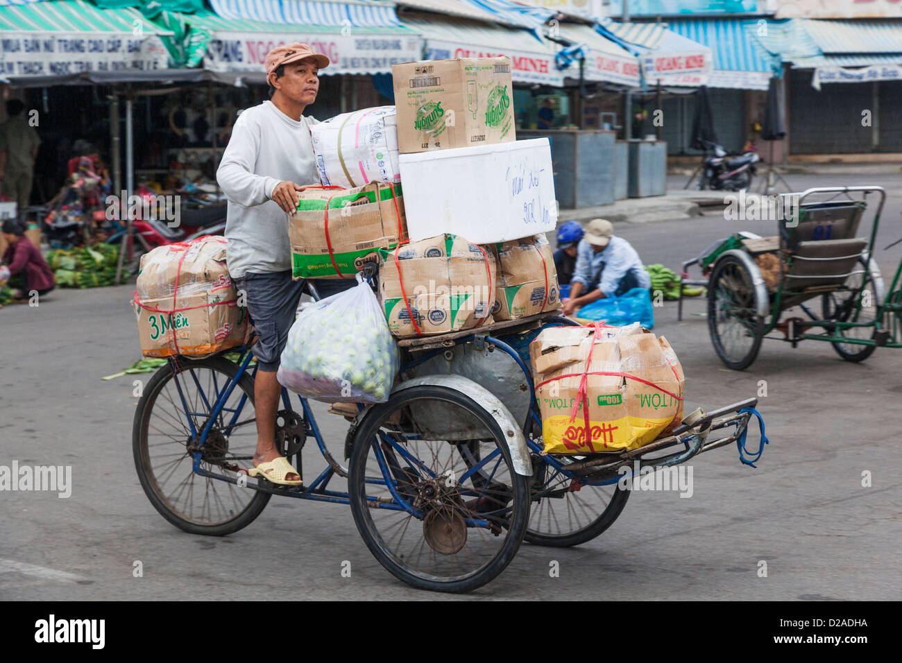 Vietnam, Nha Trang, marché Dam, Tricycle surchargé transportant des marchandises du marché Banque D'Images