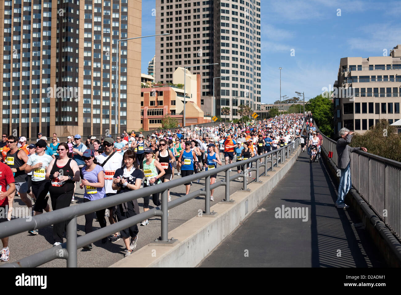 Les foules dans leurs milliers d'amateurs de fitness sur un organisme de bienfaisance fun run grâce à Sydney Banque D'Images