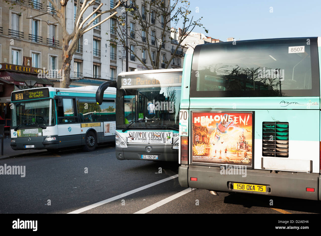 Autobus stationnés sur une rue de Paris Banque D'Images