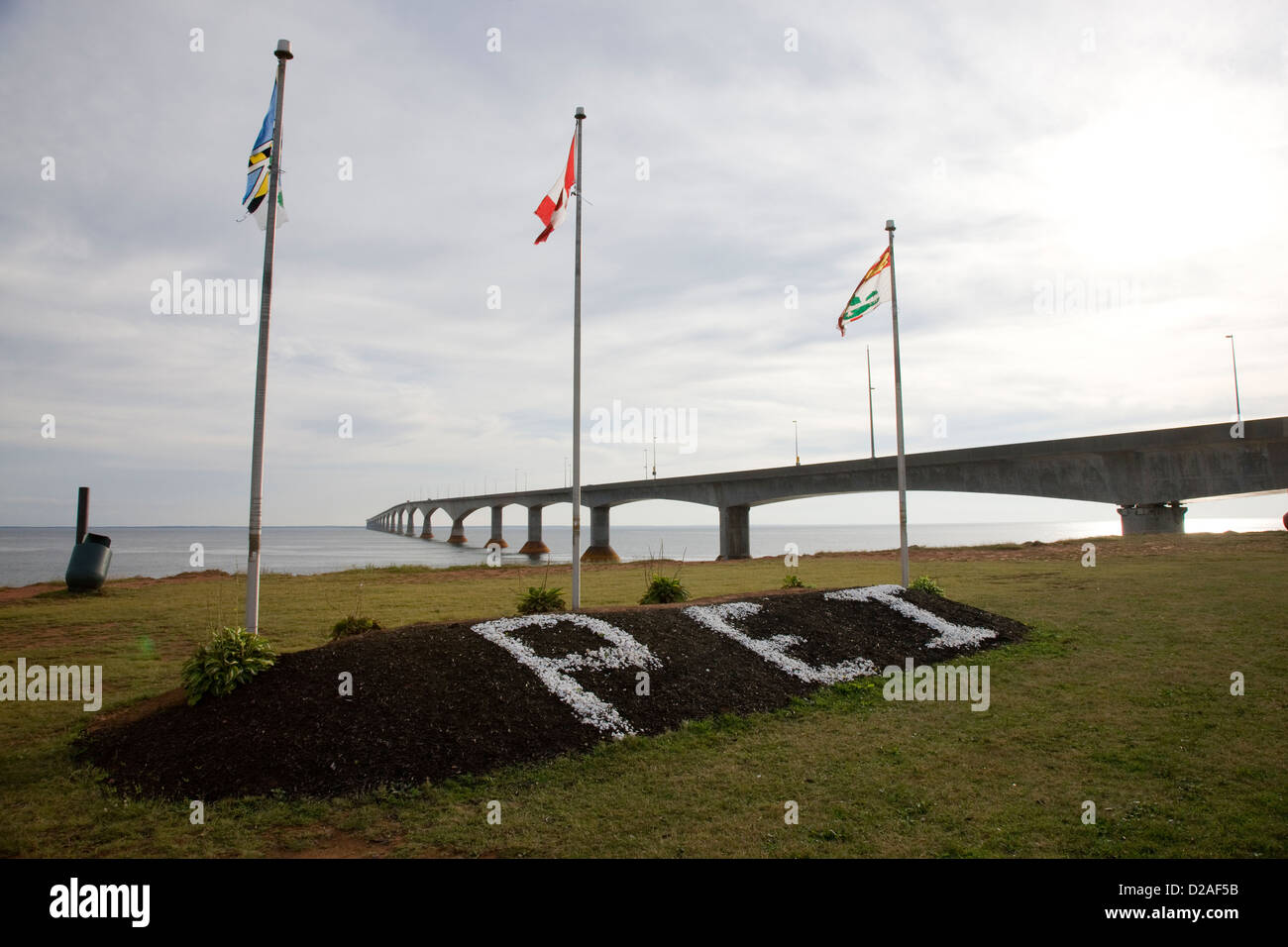 Drapeaux et d'un lit de fleur l'orthographe 'Î' donnant sur le pont de la Confédération, l'Île du Prince Édouard Banque D'Images