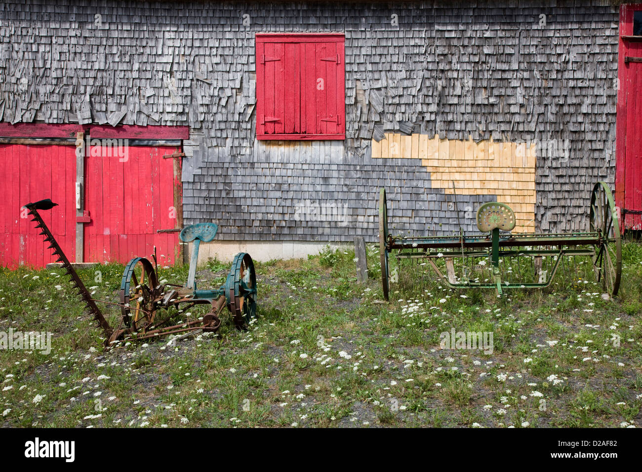 Grange de ferme et machines agricoles près de Soley Cove, Prince Edward Island Banque D'Images
