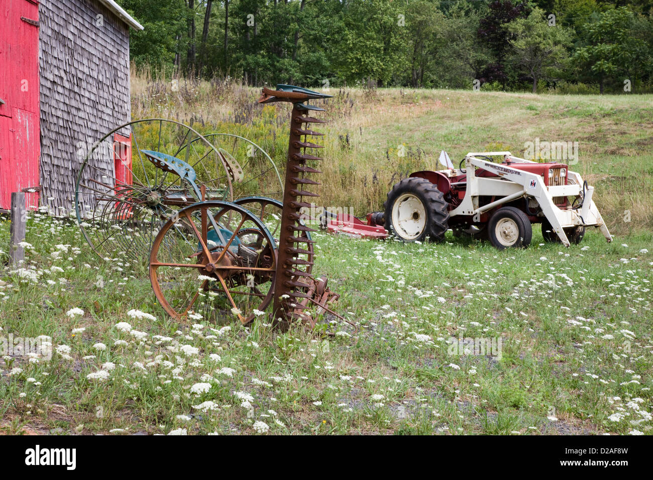 Grange de ferme et machines agricoles près de Soley Cove, Prince Edward Island Banque D'Images