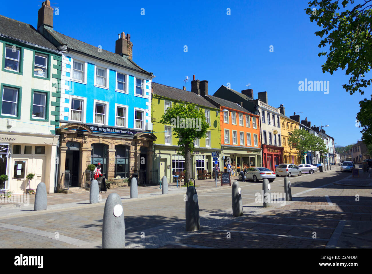 Maisons colorées et historique sur la rue principale de Cockermouth, Cumbria, Royaume-Uni. Banque D'Images
