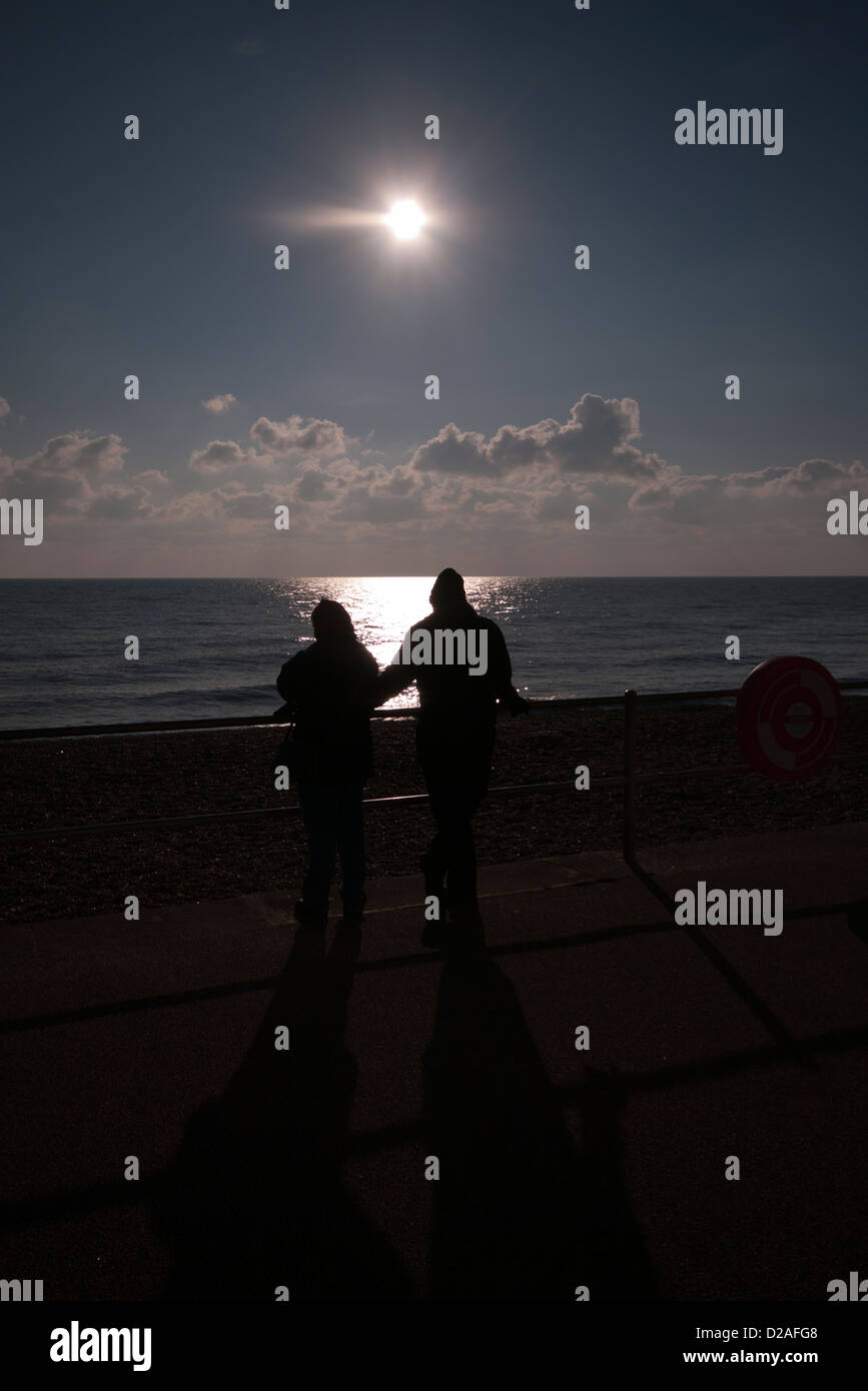 Silhouette d'un couple face à la mer Banque D'Images