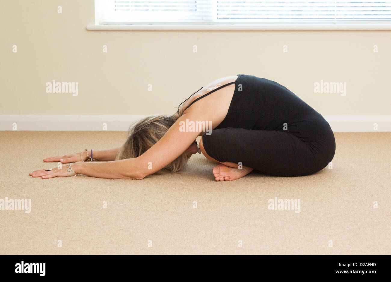 Jambe croisée vers l'étendu yoga pose Banque D'Images