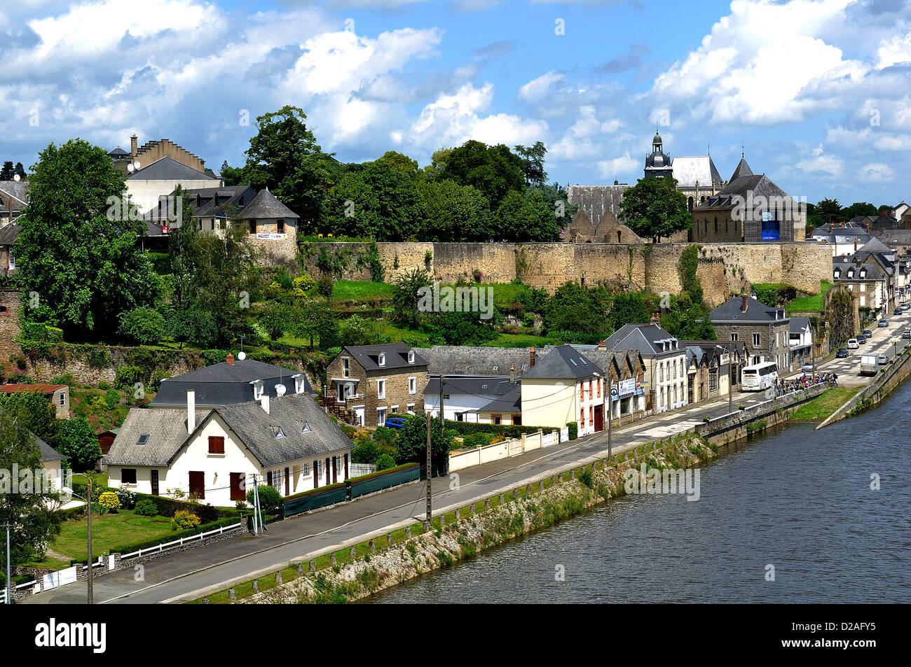 La ville de Mayenne, dans le nord de la Mayenne, le département des remparts du château (château qui abrite un musée). Banque D'Images