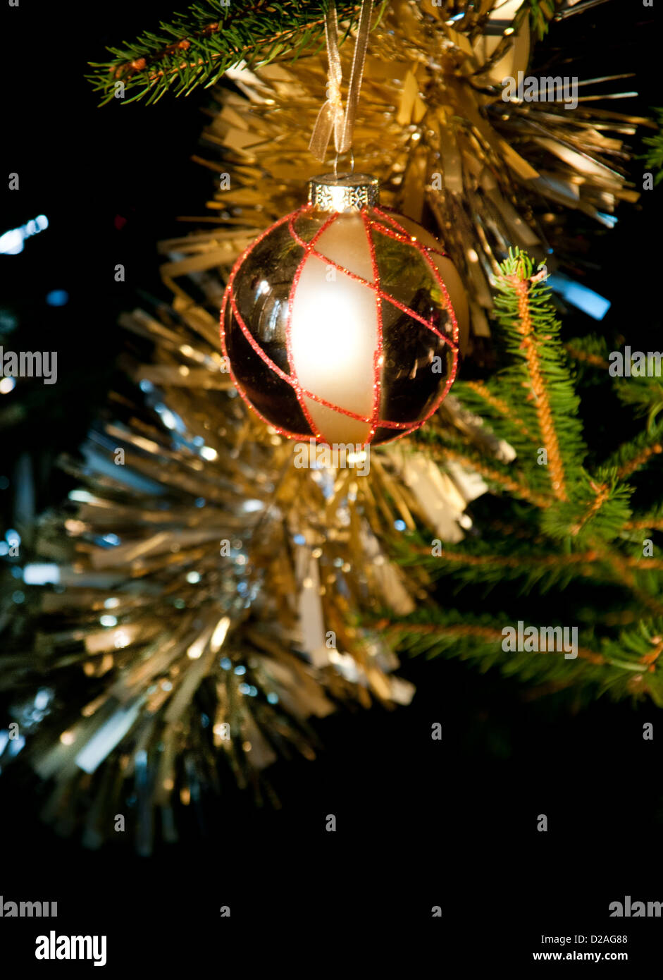 Boule de Noël sur un arbre de Noël Banque D'Images
