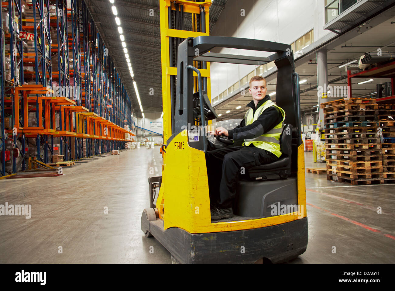 Exploitation des travailleurs forklift in warehouse Banque D'Images