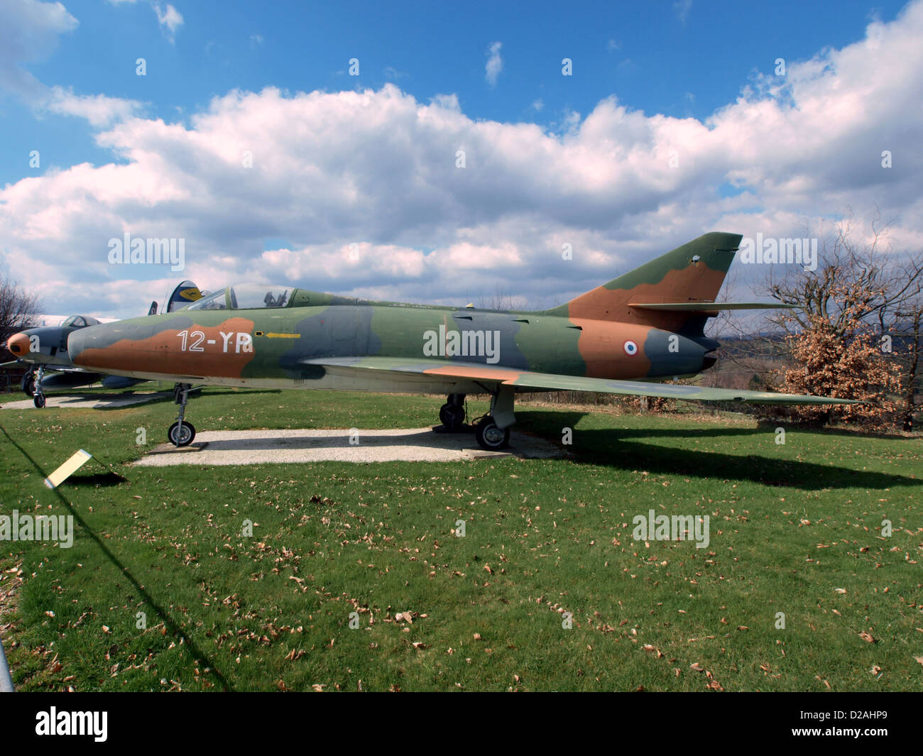 Le Dassault Super Mystere B2 est un avion de chasse supersonique de construction française développé pour l'armée de l'air française. Connu pour son aérodynamique et sa vitesse avancées, il a été l’un des premiers avions français capables de voler à des vitesses dépassant Mach 2, mettant en valeur les prouesses aérospatiales de la France. Banque D'Images